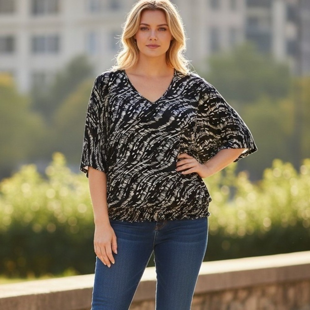 Adrienne Vittadini Womens Black White Abstract Print Smocked Hem V-Neck Blouse